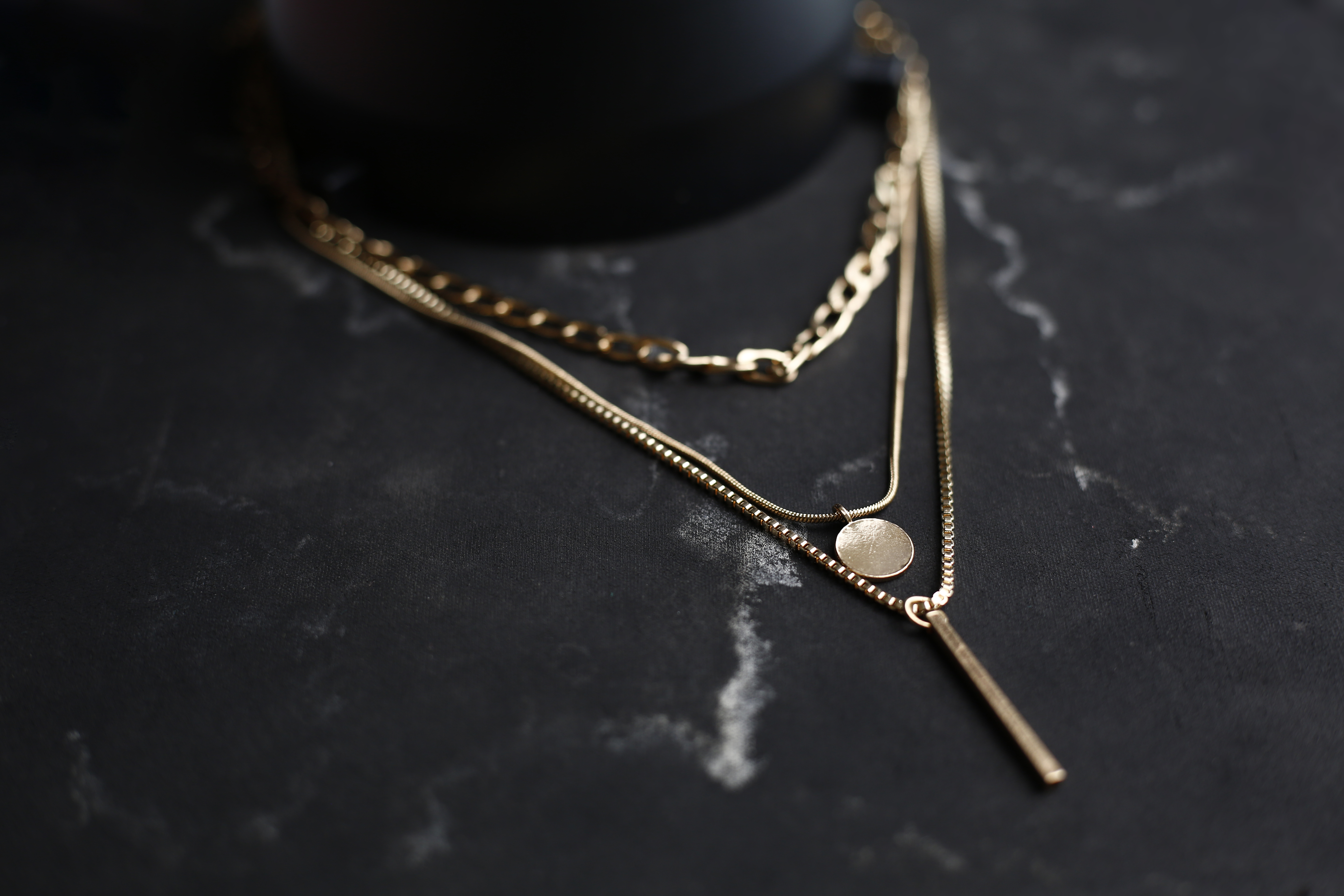 Goldkette mit Anhänger: dreireihig, minimalistisch, elegantes Design