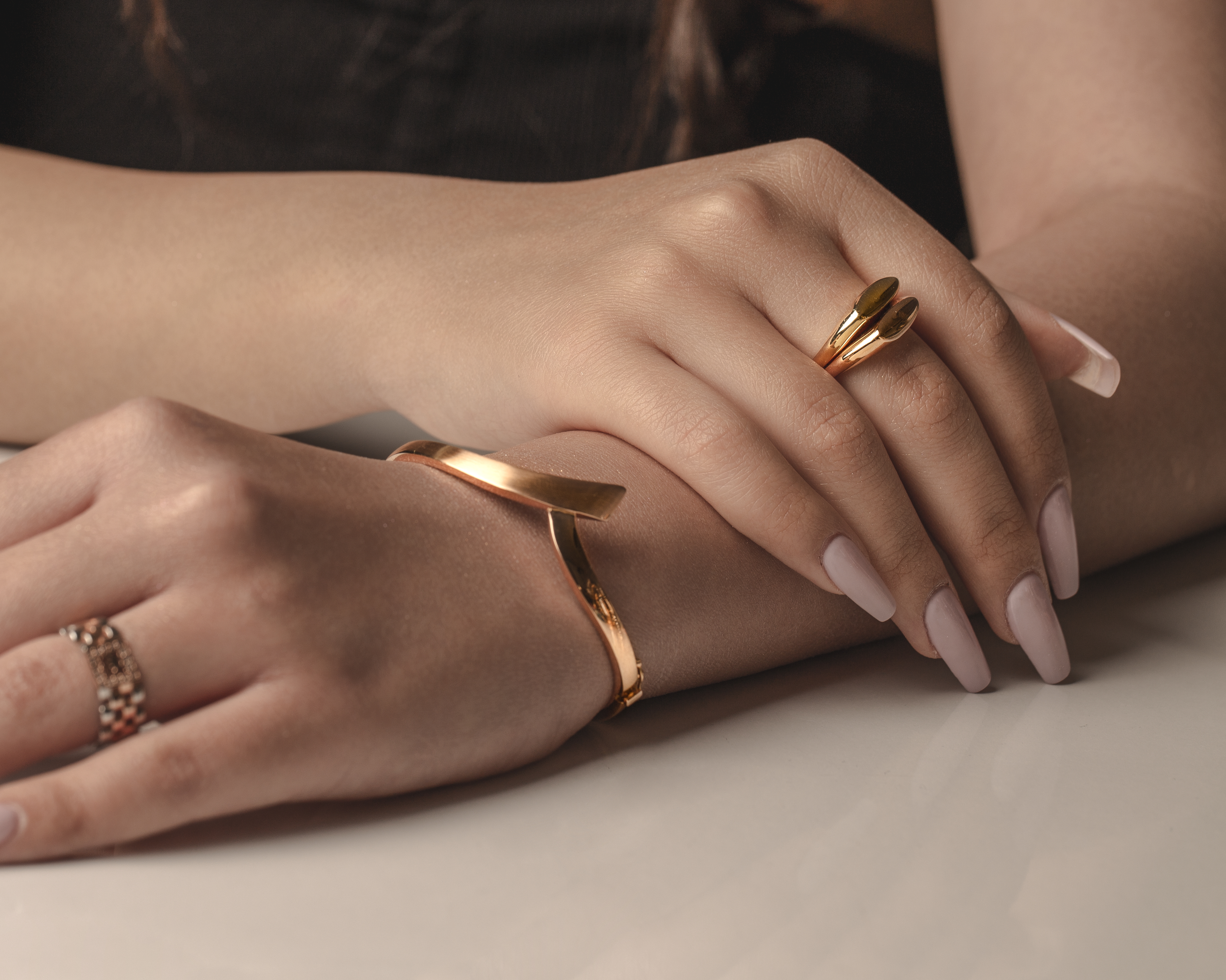 Goldarmband und Ring: Elegante Handgelenkschmuck