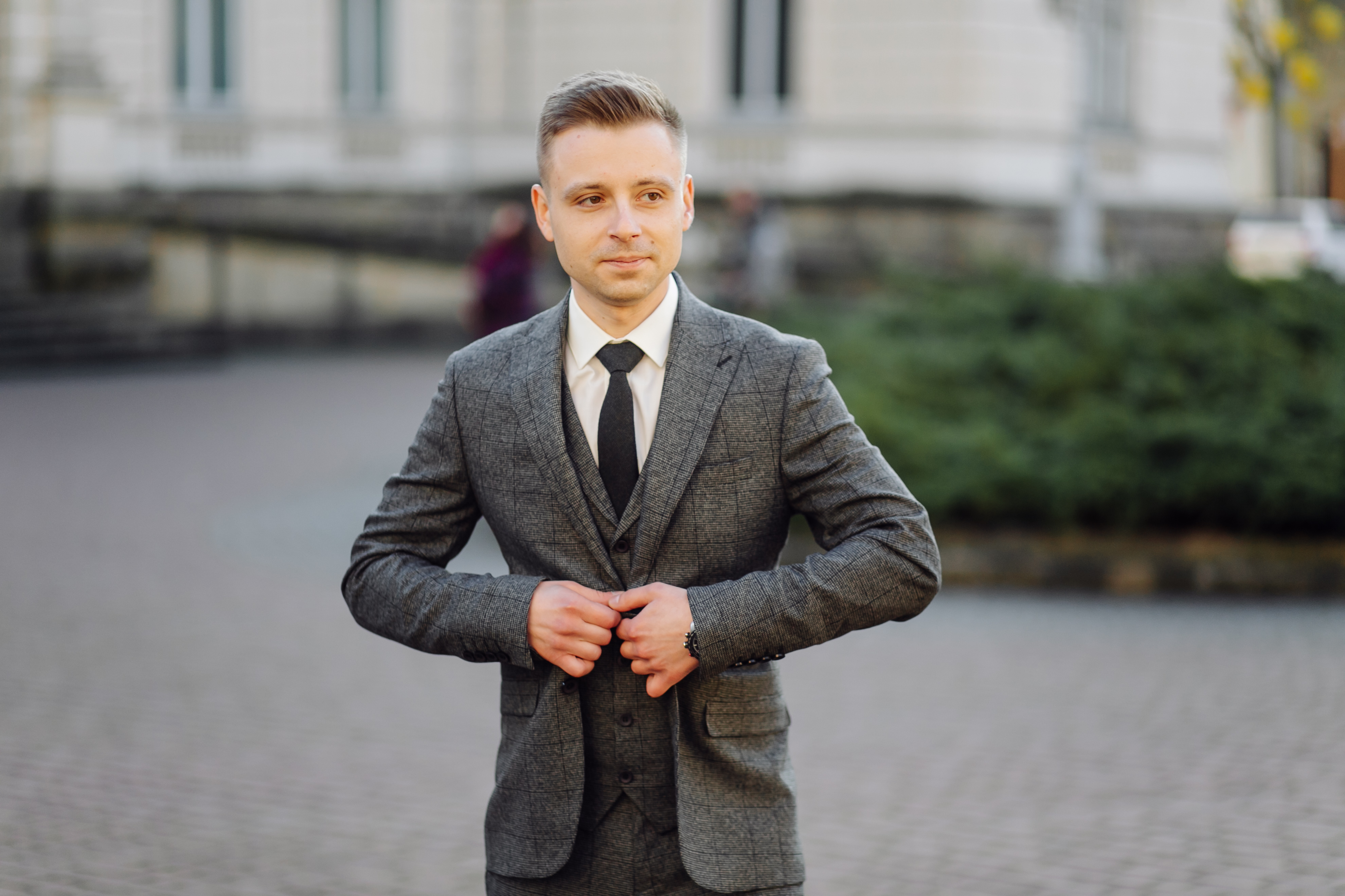 Mann im Anzug, Stadtkulisse