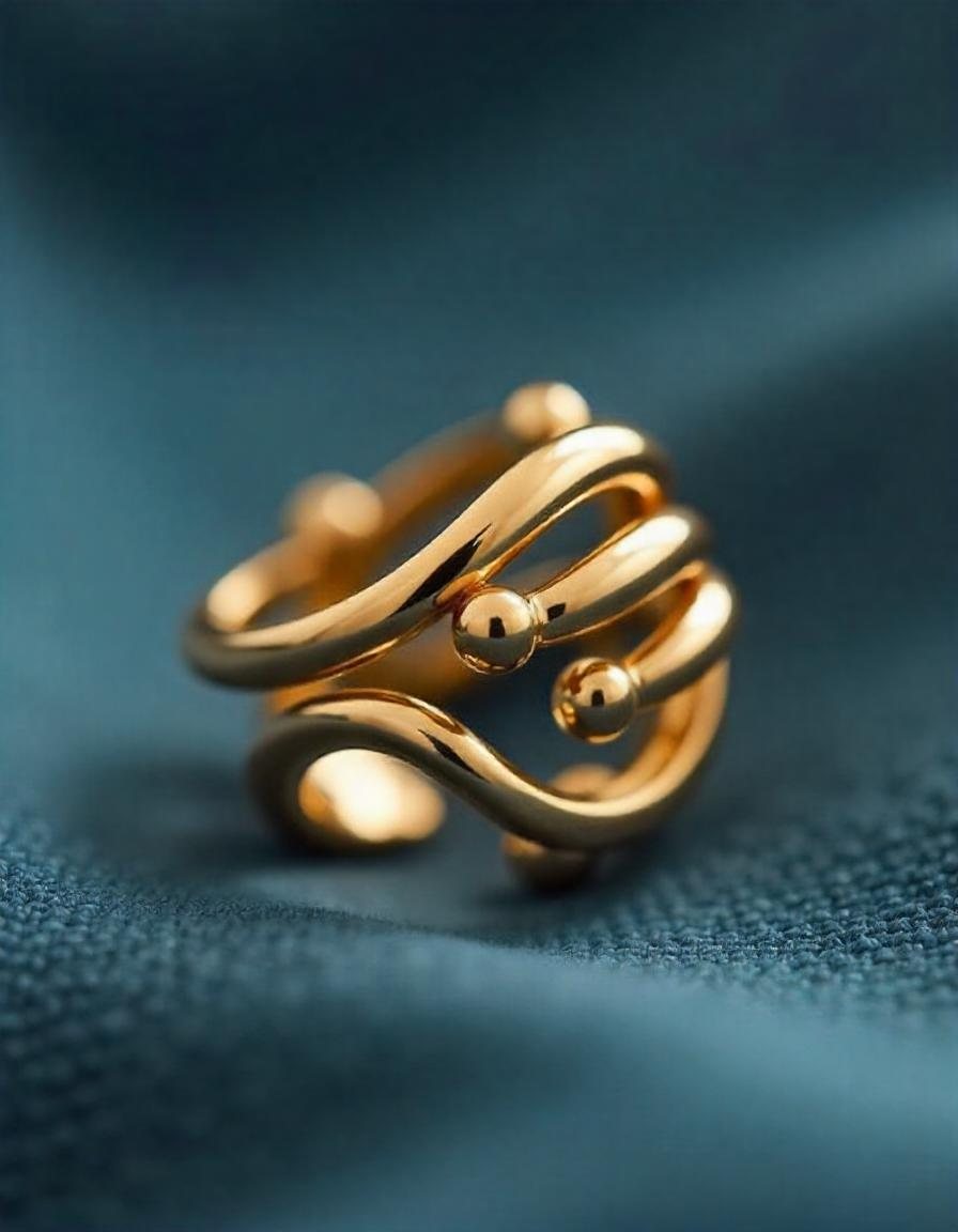 Goldener Ring: geschwungene Linien, kleine Kugeln, elegantes Design