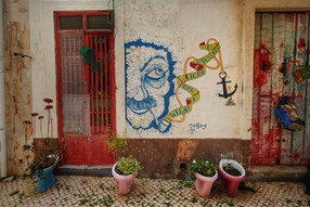 WC-Schüsseln mit Blumen und Wandmalerei in Nazaré, Portugal