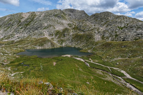 Bergsee in einem Felskessel im Val Cadlimo, umgeben von Geröllhängen