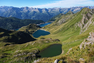 Vogelperspektive, Blick auf mehrere Bergseen des Val Piora im Tessin in den Schweizer Alpen