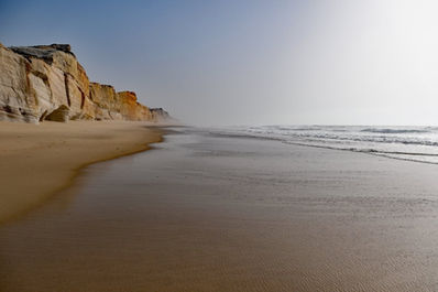 Klippen an der Praia do Bom Sucesso, Arelho, Portugal