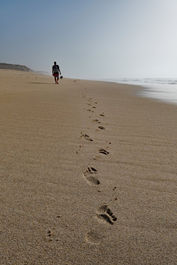Fussspuren im Sand an der Praia do Bom Sucesso, Arelho, Portugal