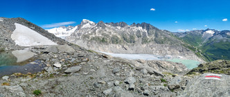 Panoramablick auf den Rhonegletscher mit kleinem Tümpel und rot-weißem Wanderzeichen im Grimselgebiet, Schweizer Alpen