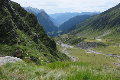 Weiter Blick vom Abstieg ins Bleniotal mit dem Talboden in der Tiefe