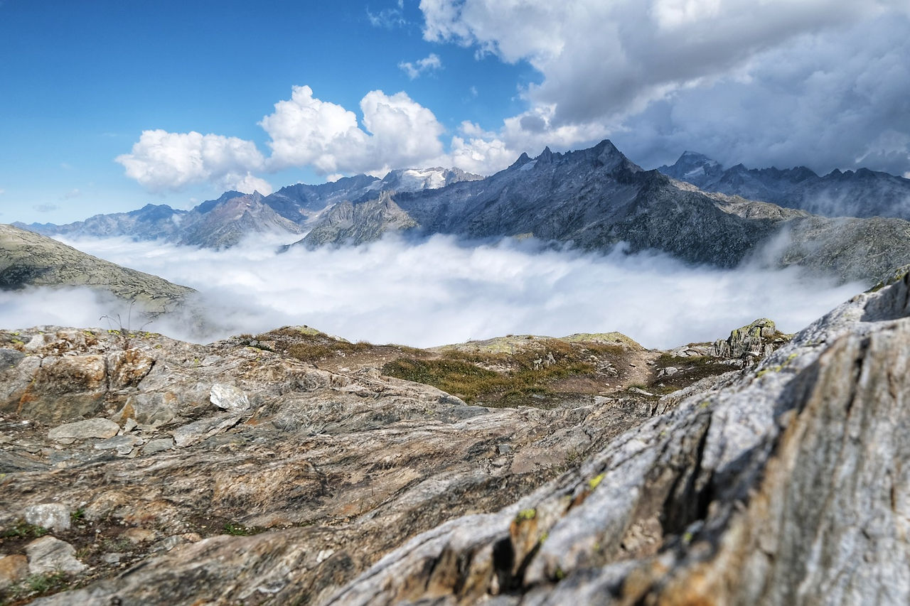 Nebelmeer über dem Grimselgebiet vom Sidelhorn aus, Finsteraarhorn-Massiv ragt über die Wolken, alpine Felslandschaft im Vordergrund
