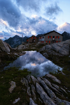 Cadlimohütte SAC in der Blauen Stunde, mit Spiegelung im kleinen Tümpel davor