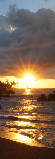 Sonnenuntergang mit Sonnenstern am Strand nahe Drake Bay, Costa Rica
