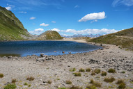 Bergsee am Passo delle Colombe mit sandigem Ufer und weitem Alpenpanorama