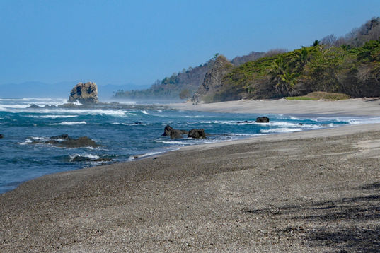 Strand von Santa Teresa in Costa Rica mit tropischer Küste