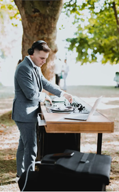 Valentin, DJ des Disques de Val, en prestation vinyle en plein air lors d’un mariage élégant