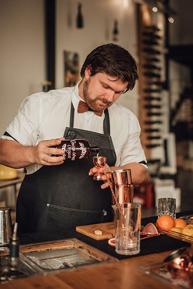 le barman réalise un cocktail de quallité