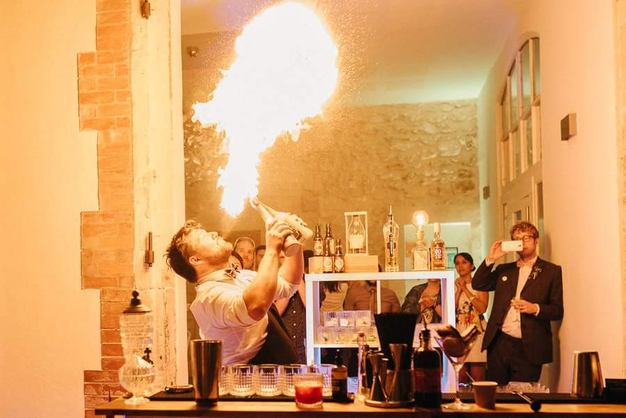 barman cracheur de feux