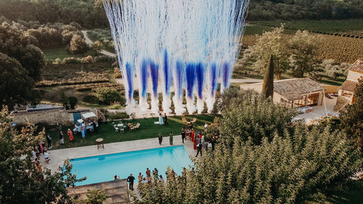 Feu d’artifice au-dessus de la piscine du Domaine de Valbonne lors d’un mariage festif, cadre spectaculaire au cœur de la nature