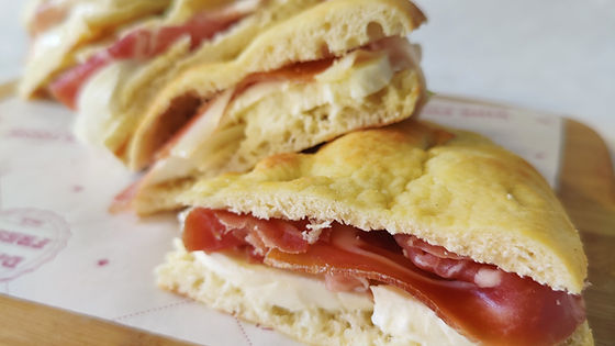 Focaccia Crudo e Mozzarella