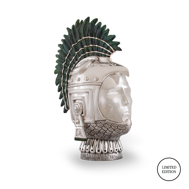 Escultura de Cuahutemoc en plata con penacho en cobre con detalles de oro.