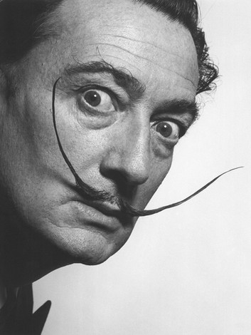 Salvador Dalí con mirada intensa y bigote icónico.