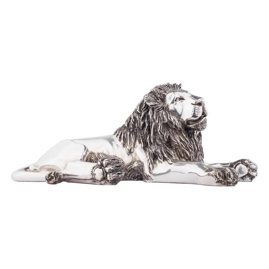 Sculpture de lion couché en argent
