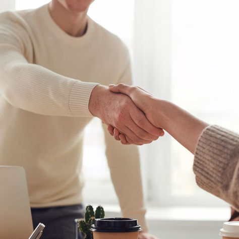 A Psicologia da Decisão de Compra B2B: O Que Realmente Influencia o 'Sim' do Seu Cliente