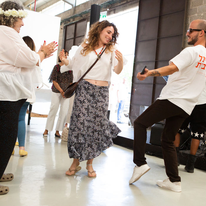 אנשים רוקדים בהופעה בטרמינל