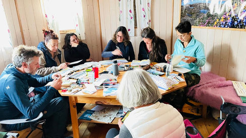 groupe de stagiaires dessinant dans leur carnet de voyage