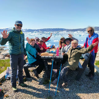 groupe de stagiaires devant les icebergs du fjord Sermilik