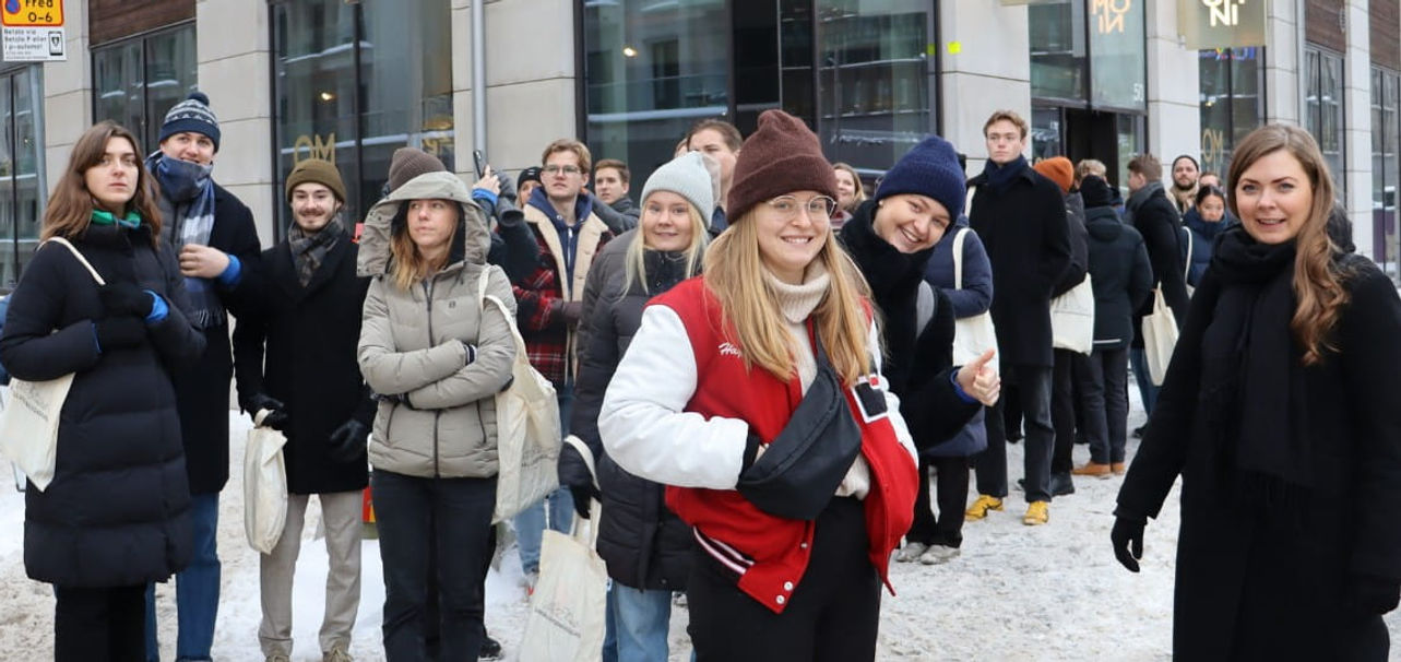 En grupp människor i staden under vintertid