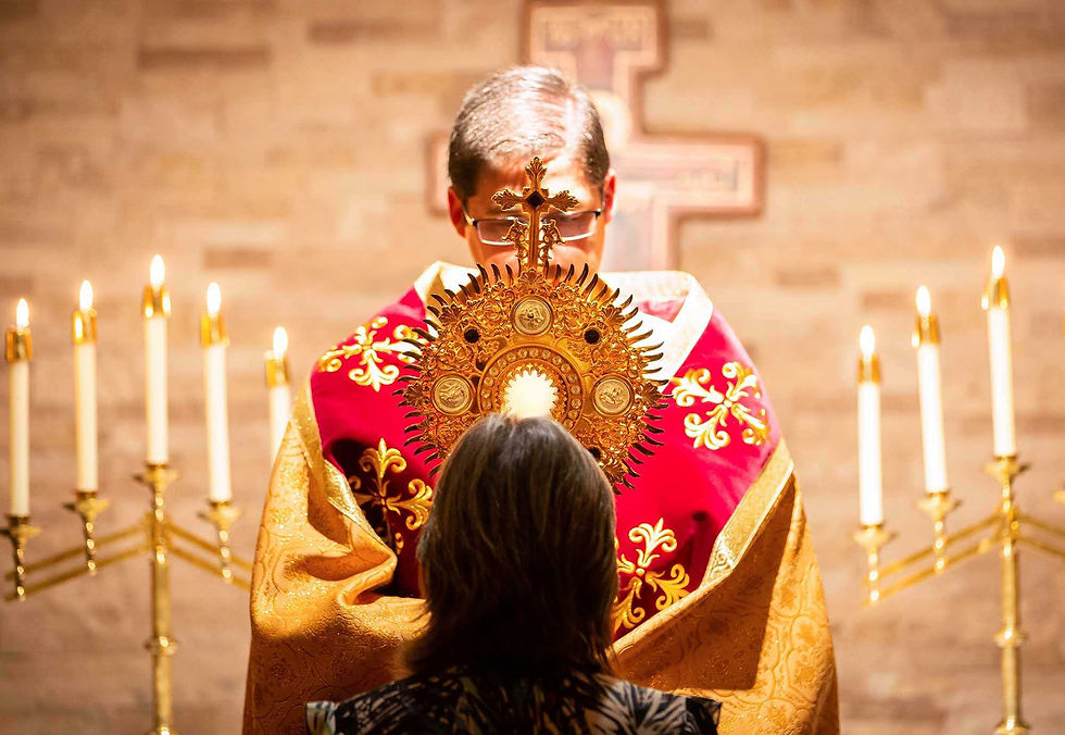 sacerdote-con-eucaristia-jesús-sacramentado-hora-santa_optimized.jpg