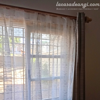 Unas cortinas que no estorban el paso de la luz natural cuando estan corridas.