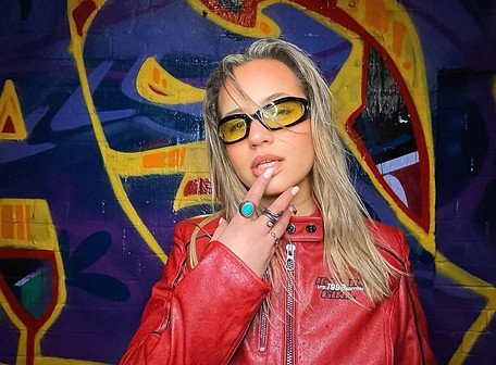 Mae Hill is a young vibrant singer, songwriter and street performer.