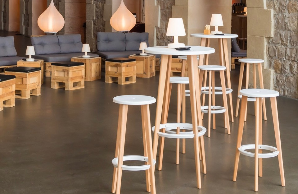 Mange debout_woody_scandinave_location_mobilier_cocktail.jpeg