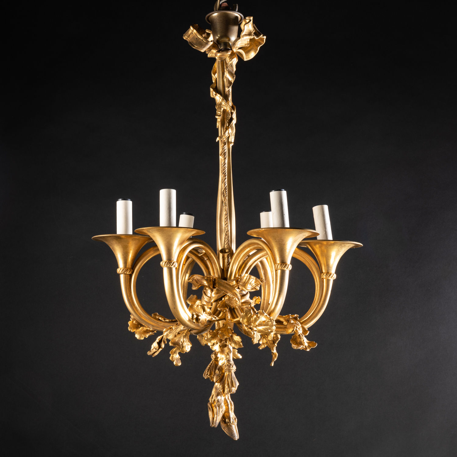 Chandelier with hunting horns in gilt bronze, 19th century