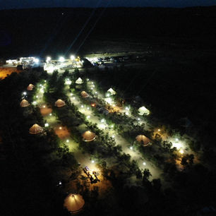 מתחם אוהלי הנגב מואר עם מנורות בלילה