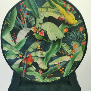 Lignes royales, esprit tropical : ces chaises médaillon s’envolent vers d’autres horizons