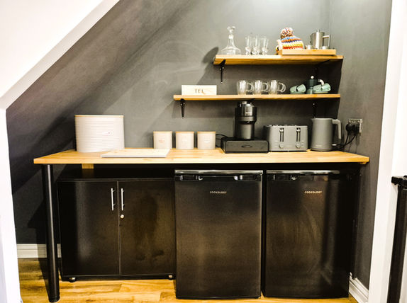 Salisbury townhouse serviced accommodation with free parking, pet friendly