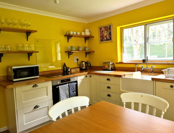 Group accommodation stately holiday home sleeps 16 with swimming pool and tennis court wiltshire