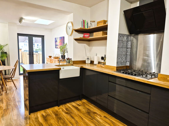 Salisbury townhouse serviced accommodation with free parking, pet friendly