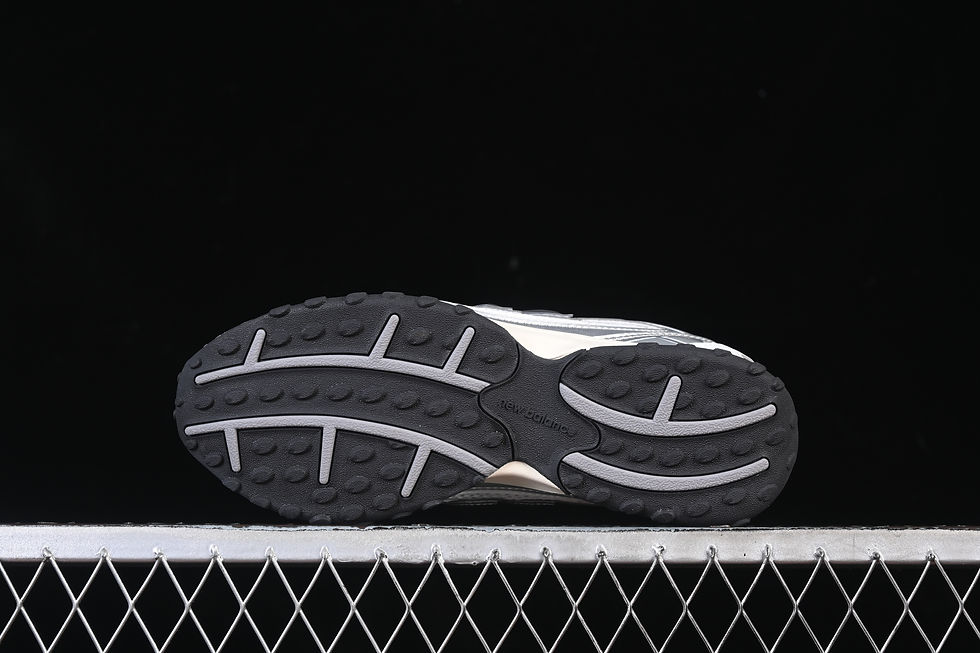 תמונה ממוזערת: New Balance 204 Silver Metallic Black