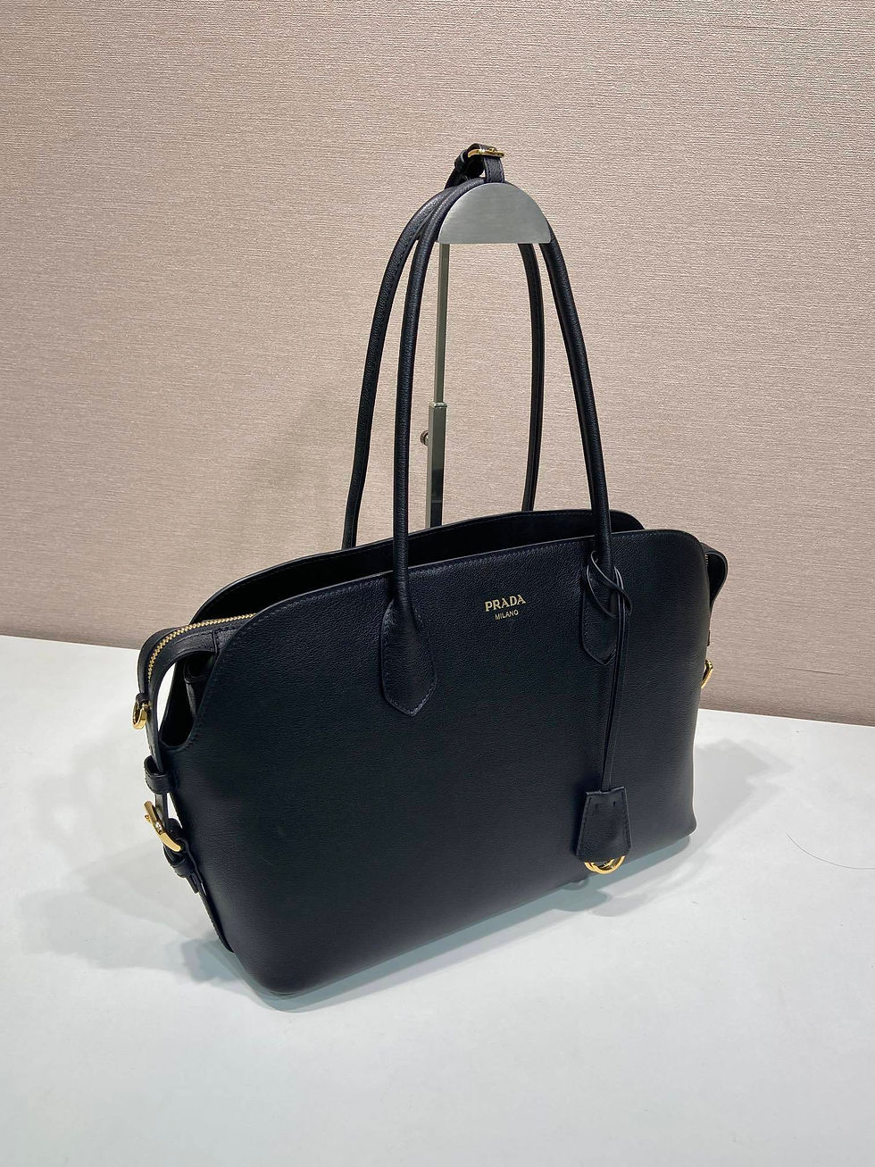 תמונה ממוזערת: Prada Leather Tote Bag