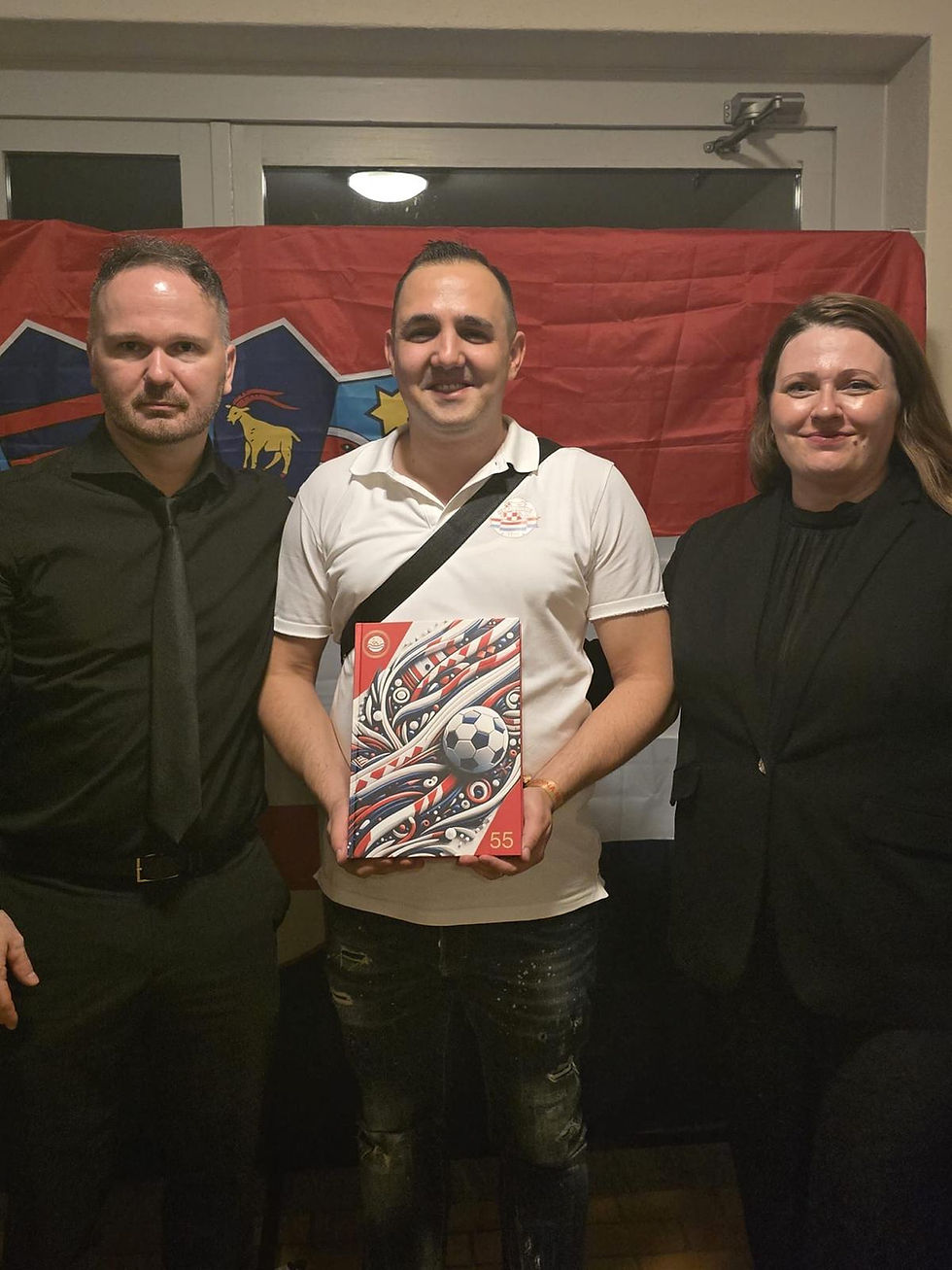 05.10.2024 - hrvati.ch - VELIKI INTERVJU s urednikom knjige “NK Croatia Zürich – 55 godina” Romanom Tomićem: Ova knjiga je most između generacija!