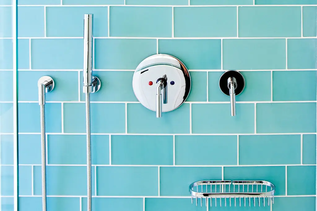 glass_tile_installation_header_1024x683.webp