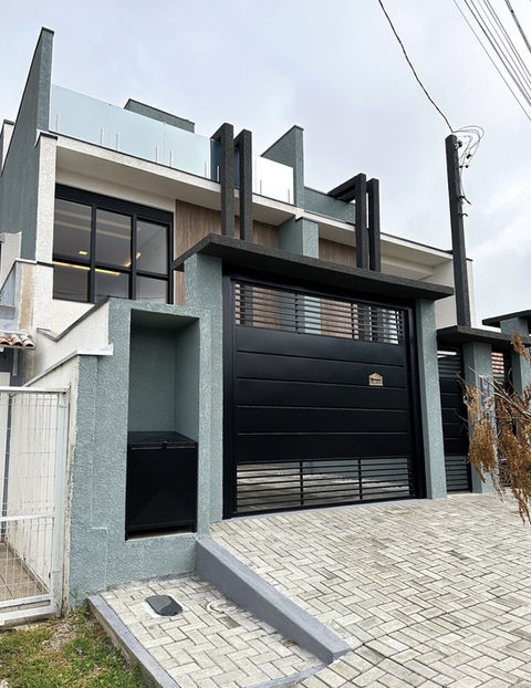 Sobrado à venda com arquitetura moderna e duas vagas de garagem