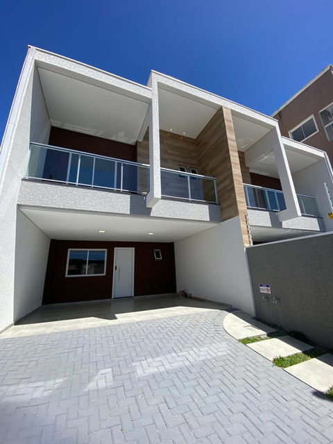 Fachada de sobrado contemporâneo com paisagismo e acabamento de alto padrão