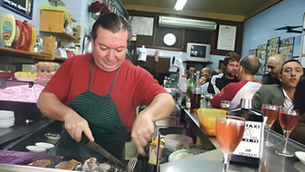 Bar Los Claveles y su inconfundible olor a jibia en la Puerta de Purchena de Almería