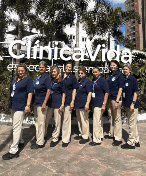 Es un gig. Pasan varias fotos con personas voluntarias acompañadas de pacientes de cáncer