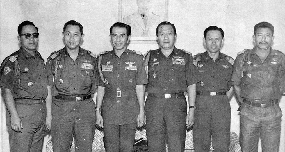 Letnan Jenderal TNI H.R. Dharsono (ketiga dari kiri). (Repro H. Amirmachmud Prajurit Pejuang).).