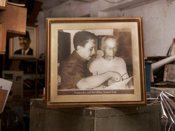 Foto Joesoef Isak dan Pramoedya Ananta Toer di ruang redaksi Hasta Mitra. (Micha Rainer Palli/Historia.ID).
