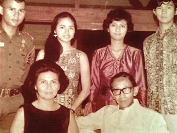 Prabowo Subianto bersama orang tuanya, Sumitro Djojohadikusumo dan Dora Marie Sigar. (Instagram Prabowo Subianto).